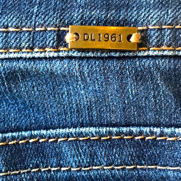DL 1961 Jean, “Britney Slim Straight” fitted jean, dark wash colour, size 27. - Picture 9 of 14